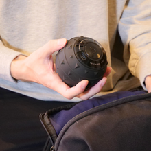 画像をギャラリービューアに読み込む, マッサージ ボール CoreRela-ball コアリラボール 振動 ストレッチボール ヨガボール 筋膜 筋膜リリース 電動 ハンディ コードレス 腰 足 腕 お尻 背中 ローラー 肩こり 首こり
