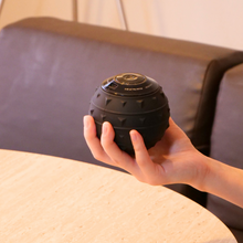 画像をギャラリービューアに読み込む, マッサージ ボール CoreRela-ball コアリラボール 振動 ストレッチボール ヨガボール 筋膜 筋膜リリース 電動 ハンディ コードレス 腰 足 腕 お尻 背中 ローラー 肩こり 首こり
