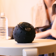 画像をギャラリービューアに読み込む, マッサージ ボール CoreRela-ball コアリラボール 振動 ストレッチボール ヨガボール 筋膜 筋膜リリース 電動 ハンディ コードレス 腰 足 腕 お尻 背中 ローラー 肩こり 首こり
