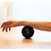 画像をギャラリービューアに読み込む, マッサージ ボール CoreRela-ball コアリラボール 振動 ストレッチボール ヨガボール 筋膜 筋膜リリース 電動 ハンディ コードレス 腰 足 腕 お尻 背中 ローラー 肩こり 首こり
