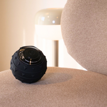 画像をギャラリービューアに読み込む, マッサージ ボール CoreRela-ball コアリラボール 振動 ストレッチボール ヨガボール 筋膜 筋膜リリース 電動 ハンディ コードレス 腰 足 腕 お尻 背中 ローラー 肩こり 首こり
